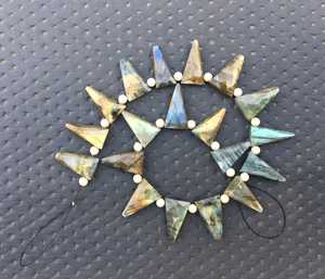 หินลาบราดอไรต์ธรรมชาติ1เส้น,ลูกปัด Briolette ของแท้ประกายเพชรสีน้ำเงินรูปทรงสามเหลี่ยมคุณภาพเยี่ยม - Product Image 3