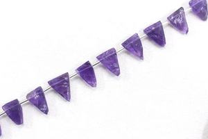 Améthyste bleue naturelle brute coupée à la main non traitée en forme de triangle pierre précieuse géométrique en gros de haute qualité - Product Image 2