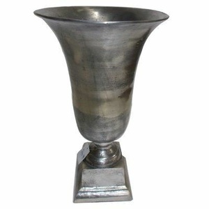 Vase de table en métal plaqué or artisanal pièce décorative élégante pour les mariages et la décoration intérieure - Product Image 3