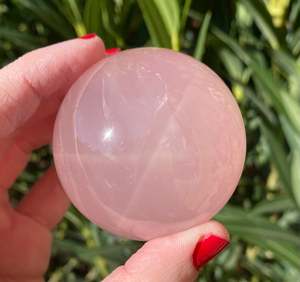 Esfera curativa de cuarzo rosa Heartfelt Serenity, hermosa Bola de piedras preciosas pulidas para la manifestación del amor y el despertar espiritual - Product Image 3