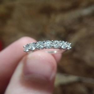 แหวนแต่งงานโมอิสซาไนต์กลมสีขาวขนาด3.00มม. แหวนทองคำหนา10K แหวน7ชิ้น - Product Image 1