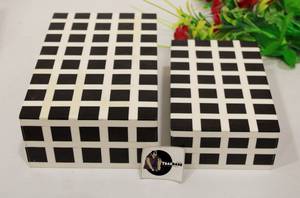 Joyero geométrico en resina negra con diseño de línea blanca y forma cuboide para almacenamiento y embalaje de regalos y regalos - Product Image 3