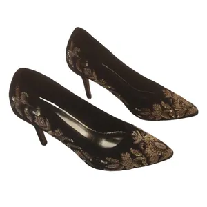 सुंदर फूल और लता कढ़ाई डिजाइन काले मखमल कटार शैली हस्तनिर्मित महिलाओं के महिलाओं के जूते के साथ ऊँची एड़ी के जूते