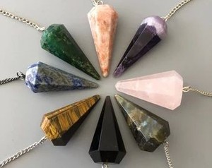 Pendentif en pierre semi-précieuse, baguette de guérison spirituelle en pierre gemme faite à la main, pointe de cristal à facettes en forme de cône, pointe de pierre gemme lisse - Product Image 3