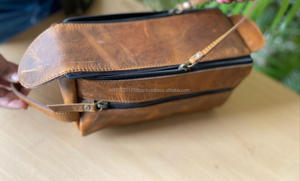 Bolsa de aseo de cuero de grano completo hecha a mano, bolsa de aseo grande de cuero tostado Dopp (13cm X 27cm X 15cm) se puede personalizar - Product Image 4