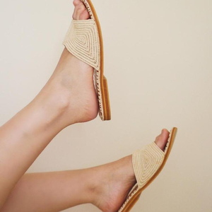อาลียะฮ์ |   รองเท้าสานราฟเฟียโมร็อกโก งานแฮนด์เมด - Product Image 1