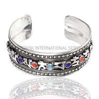 Bracelet tibétain himalayen en laiton imitation antique – Design bouddhiste sculpté et gravé avec mantra de guérison (Argent)