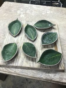 Plateau de service à dessert en métal décoratif avec design de feuille moderne et couleur bleue frappante pour décor de table de cuisine de restaurant - Product Image 2