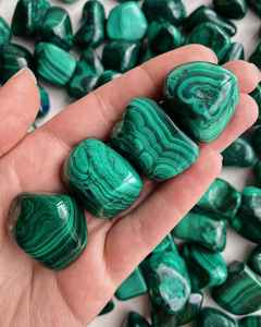 Piedras preciosas naturales de malaquita, piedras preciosas de cristal verde a granel, meditación Reiki, corazón tallado Feng Shui, artesanía de piedra semipreciosa para - Product Image 2