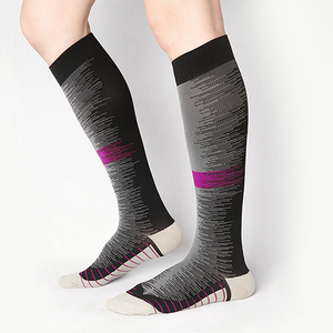 Vente en gros de chaussettes de compression de sport de course à pied personnalisées de haute qualité Chaussettes unisexes Chaussettes avec logo personnalisé Chaussettes de sport athlétique - Product Image 1