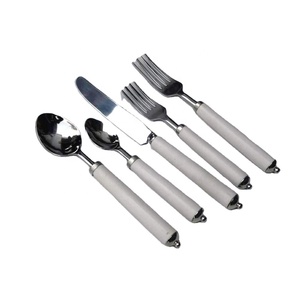Ensemble de couverts en acier inoxydable poli argenté avec manche en résine blanche Ensemble de couverts réutilisables de qualité supérieure - Product Image 1