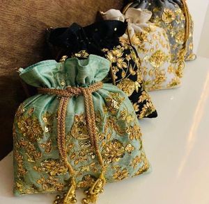 กระเป๋าผ้าไหมดิบพร้อม LATCAN ที่สวยงามและเย็บปักถักร้อย ZARI สไตล์บนผ้ากำมะหยี่สำหรับงานปาร์ตี้และงานแต่งงาน @ 2022 - Product Image 1