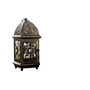 Lanterne murale carrée en métal faite à la main, parfaite pour les idées élégantes de décoration de maison et de jardin et l'éclairage élégant - Product Image 1
