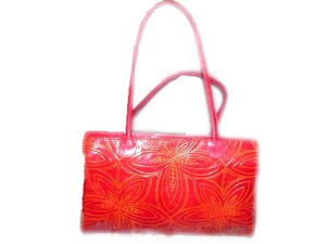 Sac à main en PU rouge LOWELLCRAFT avec motif floral doré, fermeture à boucle de 7 pouces, style pratique et tendance pour un usage quotidien - Product Image 3