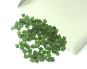 Vente en gros de 50 pièces de pierres précieuses naturelles de tourmaline verte non traitées Qualité incroyable et belles collections Hauteur 6mm - Product Image 4