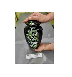 Urna de cremación Floral blanca de aluminio, suministros funerarios de gracia y misericordia pintados a mano por Brassworld India - Product Image 1