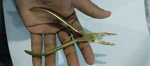 Pinzas Profesionales Obexa OBP-0394 de Acero Inoxidable Quirúrgico Chapado en Oro de 24k con 3 Orificios para Extensiones de Cabello con Encaje - Product Image 5