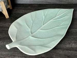 Plateau de service vert clair en métal avec design de feuille tendance, parfait pour les articles d'hôtel et les accessoires de cuisine à domicile - Product Image 2