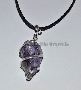 Pendentif torsadé à trois pierres en agate jaune rayée |   Achetez en ligne avec Crystal & Rhinestone - Product Image 1