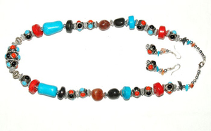 Collar de Cuentas Turquesas Multicolor con Piedras Rojas, Negras y Azules para Decoración del Hogar, de Gujarat - Product Image 2