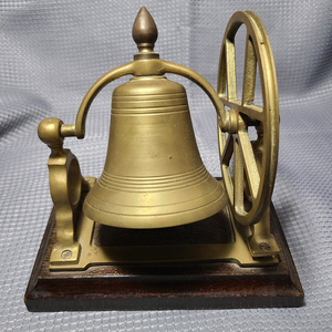 Clochette de bateau Vintage en laiton massif, 4 pouces, avec support mural et nouvelle lanière - Product Image 1