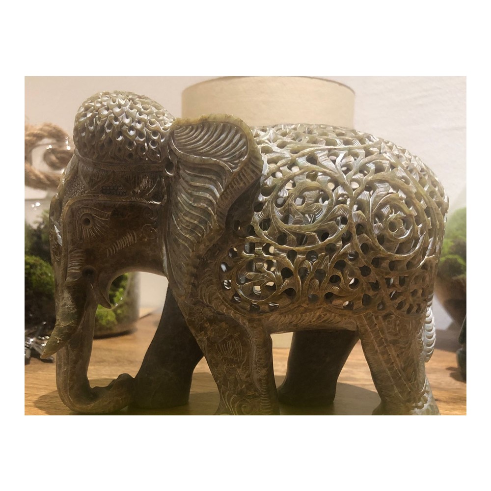Sculpture vintage d'éléphant en stéatite lourde faite à la main