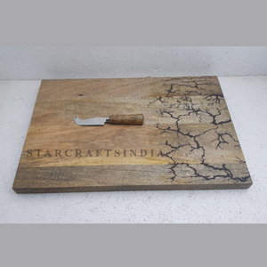 Almohadilla de charcutería de tabla de queso hecha a mano de madera de acacia y resina decorada con mango de madera y almohadilla de corte de resina de Río Azul - Product Image 2