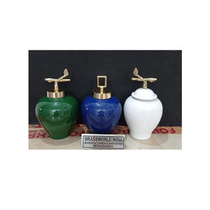 Urna de cremación de tres diseños únicos de estilo americano de Brassworld India Funeral Supplies - Product Image 1