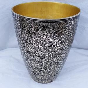 Vase rond en métal avec impression en relief, thème antique d'amour, vaisselle pour la Saint-Valentin - Product Image 1