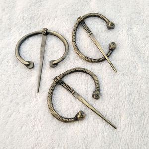 Broche en cuivre forgé unique en forme de fer à cheval viking artisanal pour ceinture pour femmes, broche en bronze de Finlande - Product Image 6