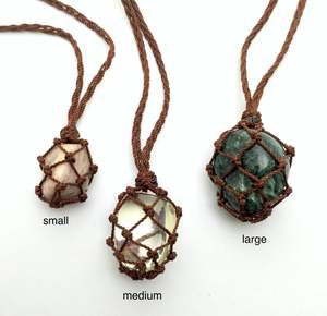 Porta Piedras de Macramé Hecho a Mano, Hermoso y Elegante, para Collares con Piedras Intercambiables - Product Image 1