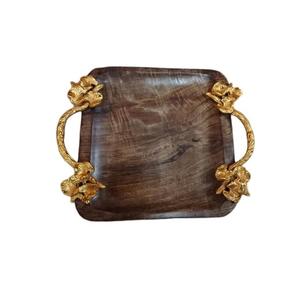 Plateau de service en bois pour servir de délicieux plats et desserts, forme carrée avec poignée en métal plaqué or, qualité très durable - Product Image 1