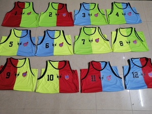 Baberos deportivos y chaleco de entrenamiento con estampado de ropa de fútbol personalizada de alta calidad - Product Image 4