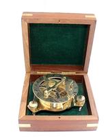Boussole solaire vintage en laiton poli avec boîtier en bois brun, portable, pour l'extérieur, idéal comme cadeau de remise de diplôme