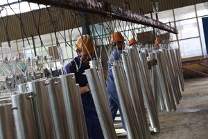 รั้วทางหลวงผู้ผลิต/เครื่องขึ้นรูปม้วนสำหรับขาย,การจราจรบนถนนปลอดภัยลูกฟูกคานทางหลวงยามรถไฟสำหรับขาย - Product Image 6