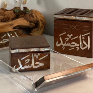 La mejor caja árabe de madera y nácar con bandeja acrílica y asa para dulces durante Ramadán y Eid de United Trade World - Product Image 1