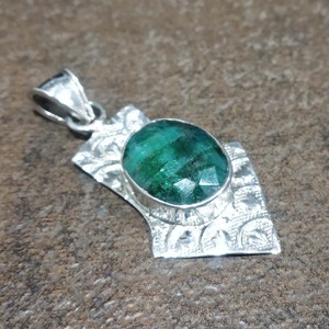 Venta al por mayor Christian 925 colgante de plata esterlina verde esmeralda piedra preciosa con ajuste de bisel joyería hecha a mano para regalo de mujer - Product Image 1