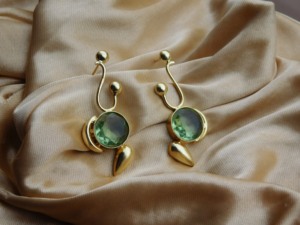 Pendientes de tuerca de piedra chapada en oro hechos a mano para niñas y mujeres, aretes de latón, novedad, venta al por mayor - Product Image 5