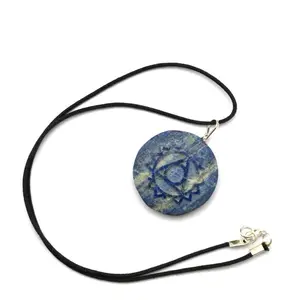 Pendentif pictar Lapis Chakra, symbole Reiki, bijou - Product Image 1