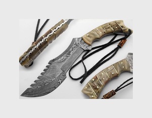 Couteau de poche Tracker en acier damas fait à la main de la meilleure qualité avec manche en corne de bélier pour la chasse - Product Image 1