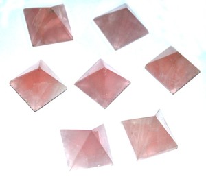 Fournisseur de Petites Pyramides en Quartz Rose: Petites Pyramides en Quartz Rose à vendre en gros Pyramides en pierre de guérison - Product Image 1