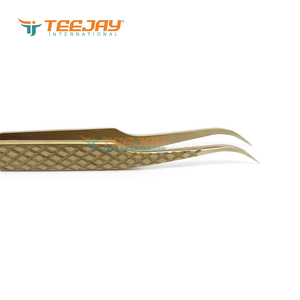 Pince à épiler TEEJAY ELT-432 Plasma Gold J Courbée pour Volume et Isolation avec Embout Ultra Fin et Prise Diamantée pour une Précision Parfaite des Cils - Product Image 3