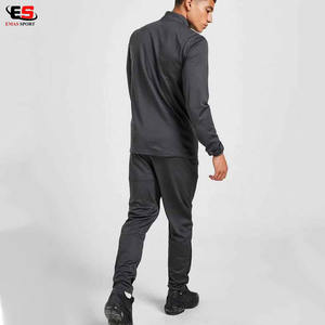 Chándal para hombre de alto rendimiento con paneles ventilados y material ligero y adaptable - Product Image 4