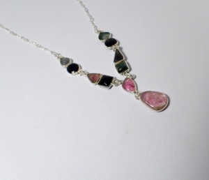 Collar con Colgante Romántico de Plata de Ley con Turmalina Rosa y Verde, Estilo Vintage y Elegante - Product Image 4