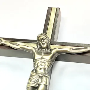 Crucifixo cruz de madeira jesus pendurado inspiracional religioso inri