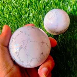 Esfera de piedra de ágata elegante, piedra preciosa de howlita pulida de alta calidad para Feng Shui y estilo de hada disponible en venta al por mayor - Product Image 1