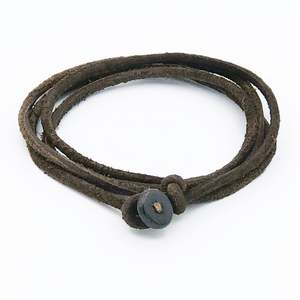 สร้อยข้อมือหนังสีน้ำตาลเข้มคอลเลกชันแฮนด์เมดที่ไม่ซ้ำกัน - Product Image 1