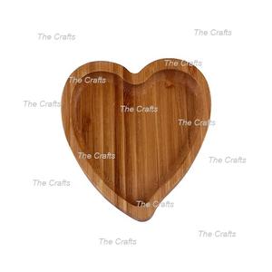 Plateau en bois en forme de cœur pour chocolats avec des noix de la plus haute qualité, des collations, des fruits secs, plateau de service à vendre - Product Image 1