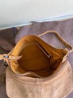 Sacs en cuir sur mesure de style bandoulière avec franges en cuir et pierres précieuses, idéal pour les magasins d'accessoires de mode