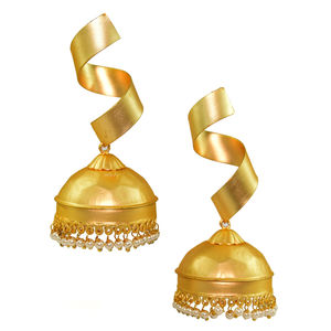 Boucles d'oreilles jhumka en laiton plaqué or, finition mate, tendance, fait à la main, léger, pour filles et femmes, vente en gros - Product Image 1